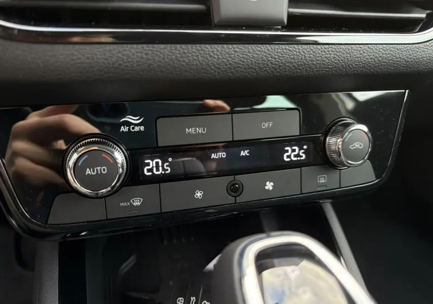 Détail de la console centrale du Skoda Kamiq 2025 avec climatisation automatique bi-zone et commandes tactiles noires.