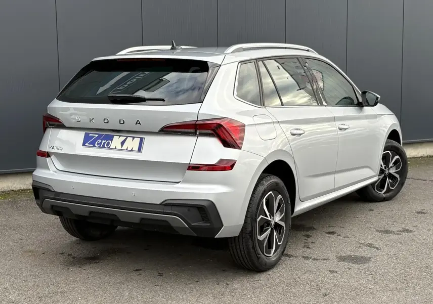 Vue 3/4 arrière droite du Skoda Kamiq gris argent avec vitres surteintées et jantes alliage noires.