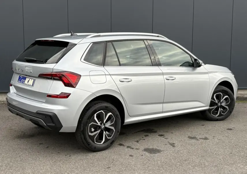 SKODA KAMIQ gris argent vu de trois quarts arrière droit avec vitres surteintées et jantes alliage noires.