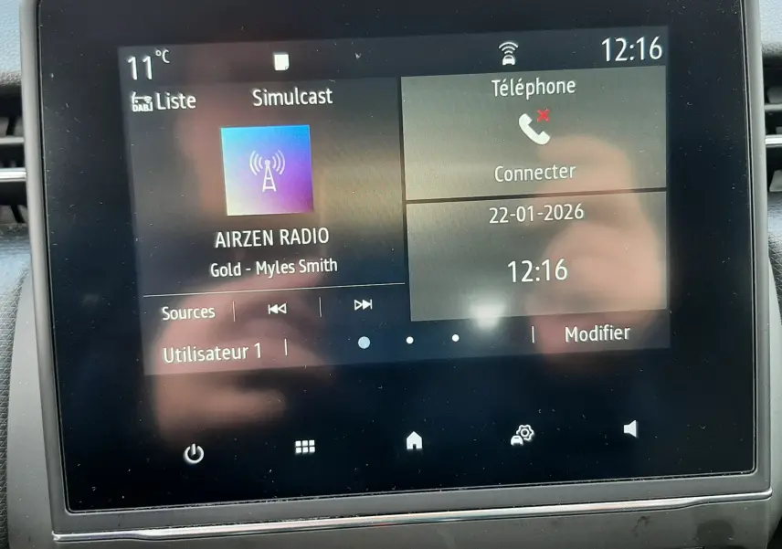 Écran tactile central de la Renault Clio V blanc, affichant la radio AIRZEN et les options téléphone à 12:16.