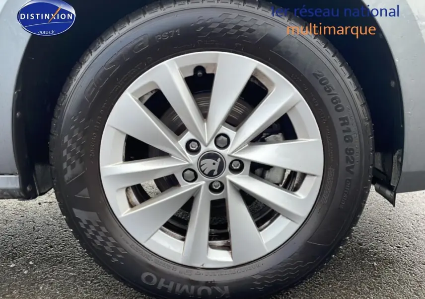 Gros plan sur la jante alu argentée et le pneu noir du côté gauche d’un Skoda Kamiq gris 2025.