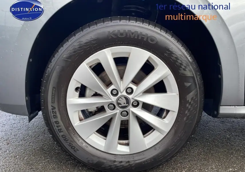 Gros plan sur la roue avant droite avec jante alu argentée du Skoda Kamiq gris 2025.