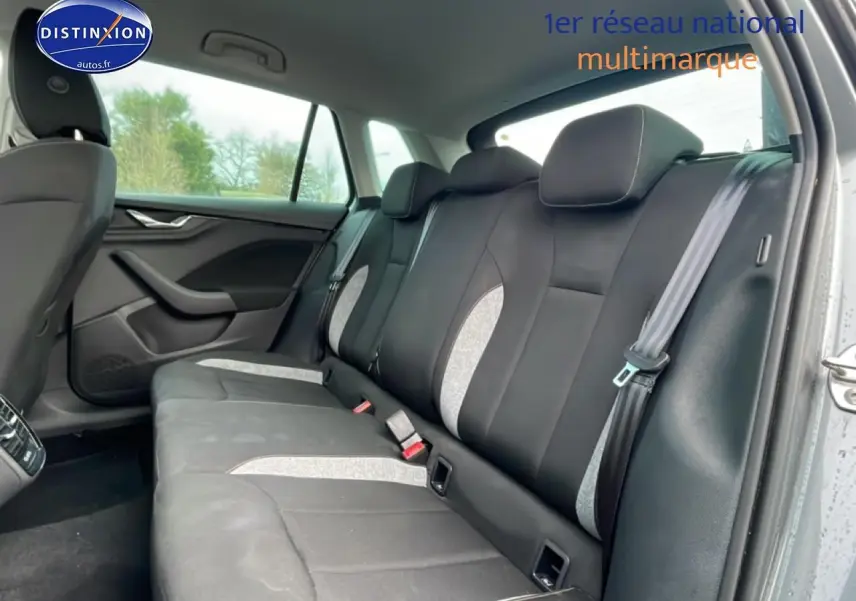 Vue intérieure côté droit sur la banquette arrière noire et grise du Skoda Kamiq gris 2025.