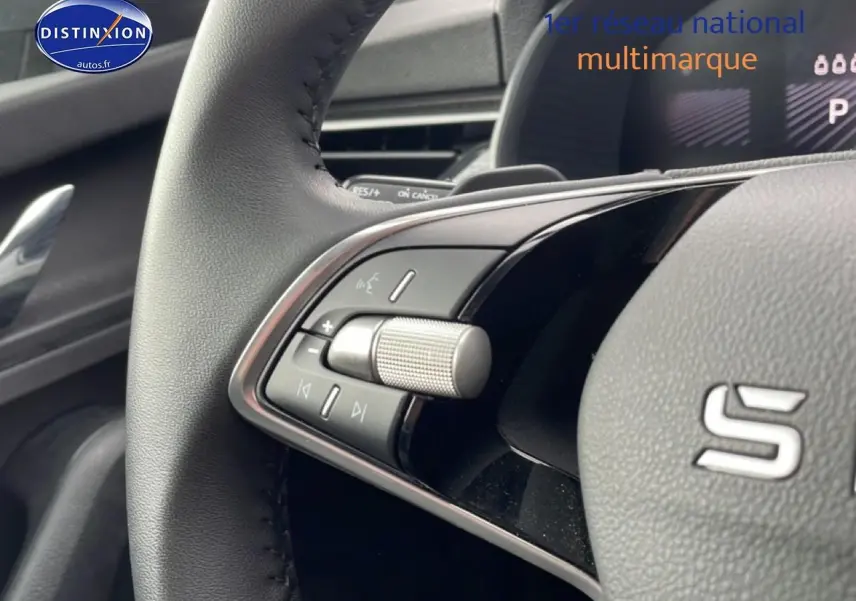 Gros plan sur le volant cuir noir du Skoda Kamiq 2025 avec commandes audio intégrées côté gauche.