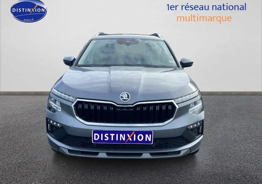 Vue frontale d'un Skoda Kamiq gris 2025 avec calandre chromée et feux LED distinctifs.