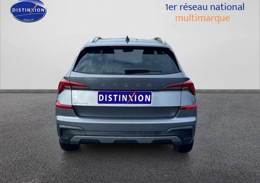 Vue arrière d'un Skoda Kamiq gris 2025 avec barres de toit et feux arrière LED distinctifs.