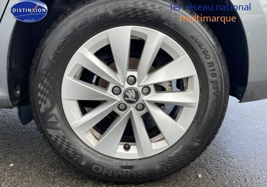 Gros plan sur la jante alu argentée et le pneu Kumho du côté arrière droit d’un Skoda Kamiq gris 2025.