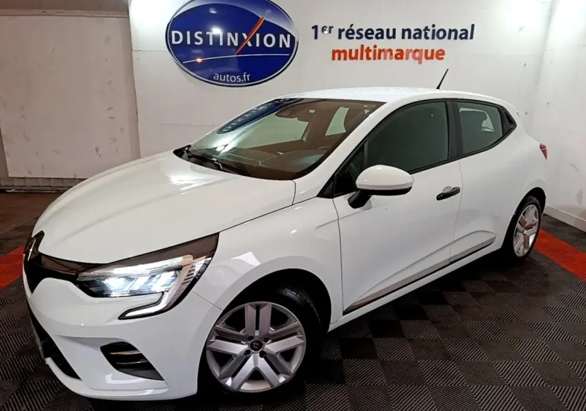 Renault Clio Business blanc vue 3/4 avant droit, phares LED allumés, jantes alliage et rétroviseurs blancs.
