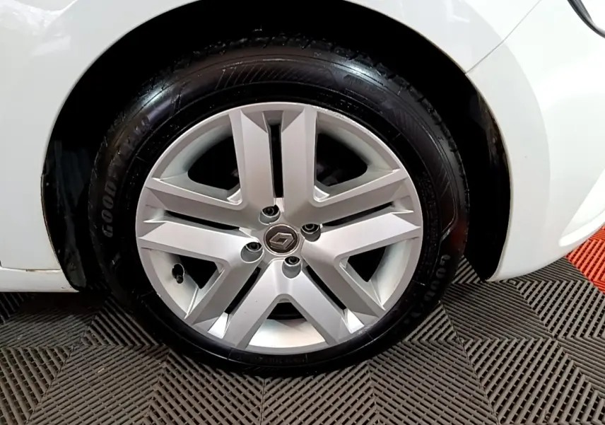 Gros plan sur la roue avant droite blanche d'une Renault Clio Business SCe 65 avec jante alliage à cinq branches.