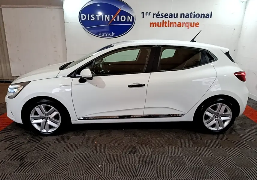 Profil droit d'une Renault Clio Business blanche 2021, avec jantes alliage et rétroviseurs blancs assortis.