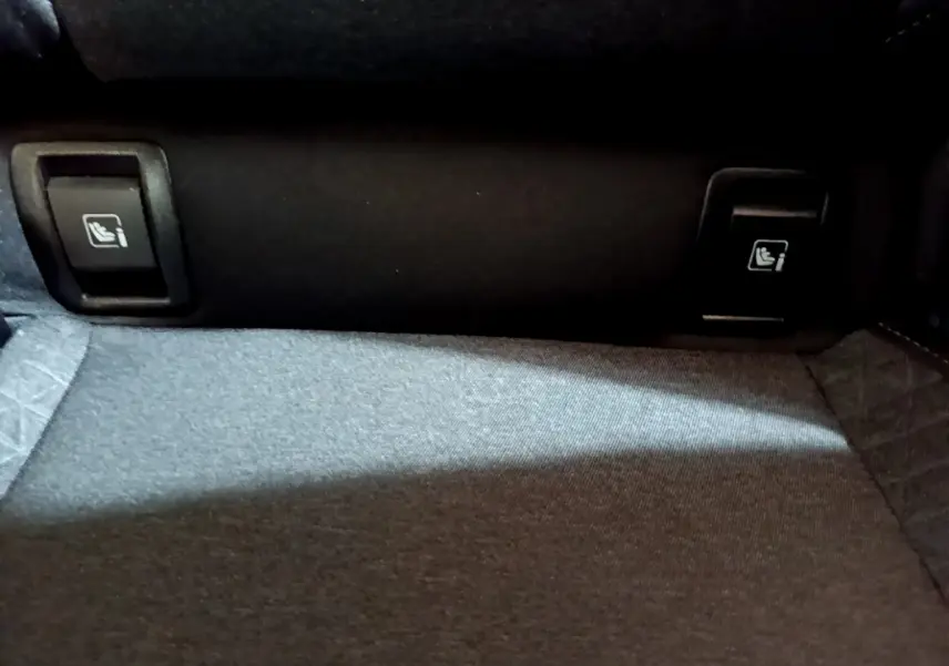 Détail des fixations Isofix sur la banquette arrière de la Renault Clio Business blanche de 2021.