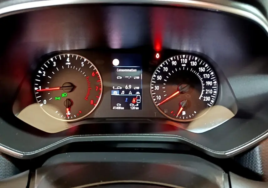 Vue rapprochée du tableau de bord de la Renault Clio Business blanche, affichant compte-tours, vitesse et écran central numérique.