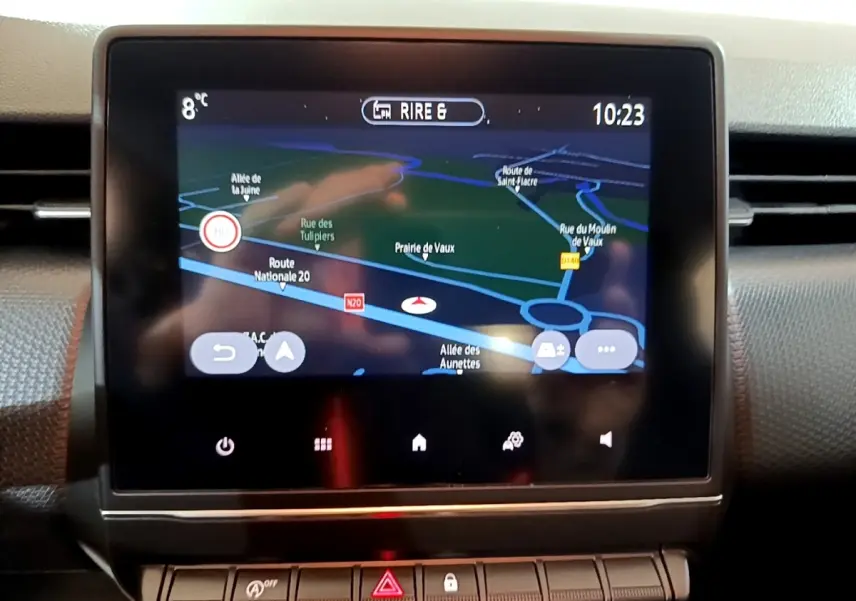 Écran tactile central affichant la navigation 3D dans l’habitacle de la Renault Clio Business blanche, vue de face.