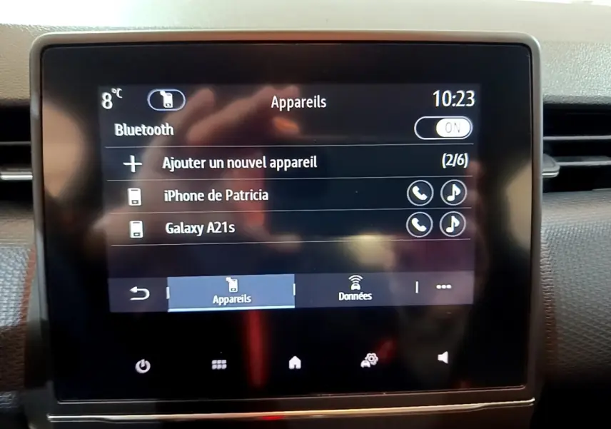 Écran tactile central de la Renault Clio Business blanc, affichant la connexion Bluetooth avec plusieurs appareils.