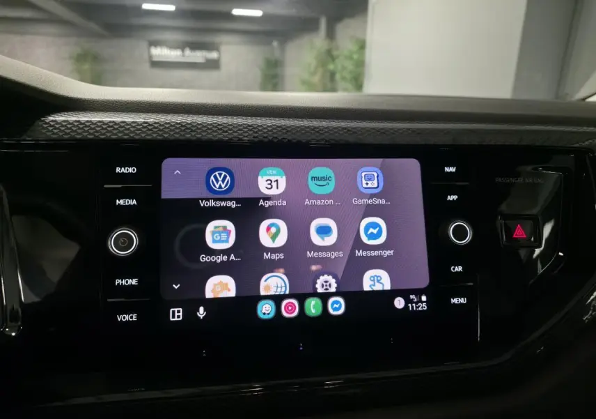 Écran tactile central 8 pouces du tableau de bord de la Volkswagen Polo gris, affichant les applications connectées.