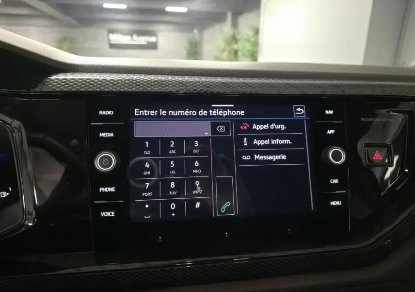 Écran tactile central de la Volkswagen Polo 2025 affichant le clavier pour entrer un numéro de téléphone.