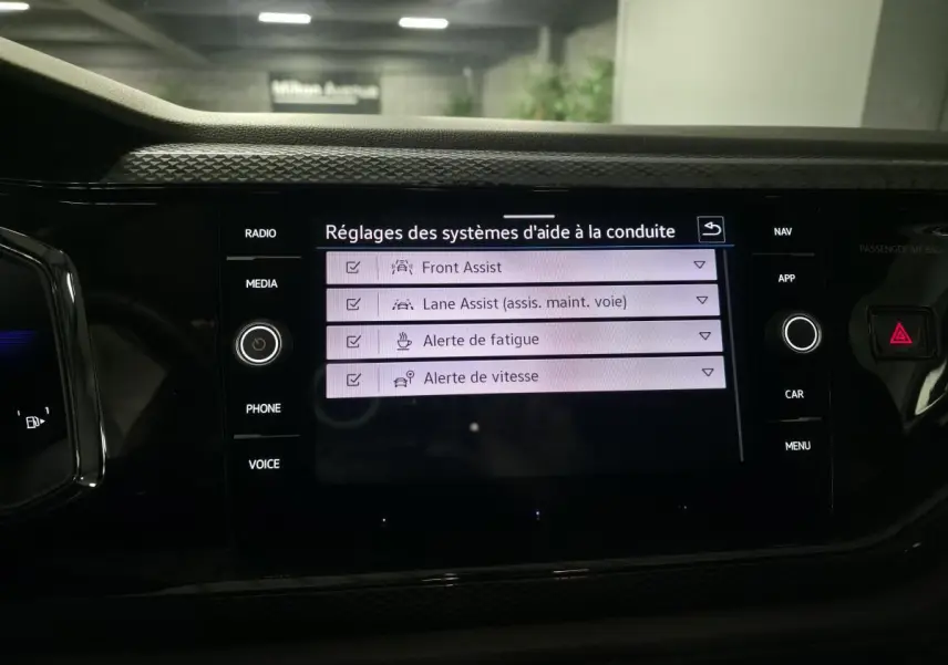Écran tactile central de la Volkswagen Polo 2025 affichant les réglages d’aides à la conduite, vue de face.