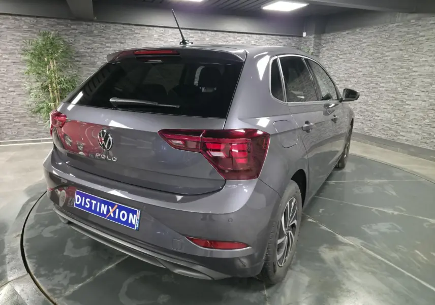 Volkswagen Polo gris métallisé vue 3/4 arrière droit avec jantes alliage et feux LED distinctifs.