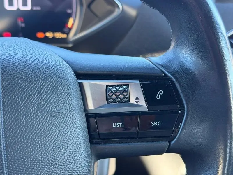 Gros plan sur les commandes multimédia au volant noir du DS3 Crossback PureTech 100ch Chic 2020.