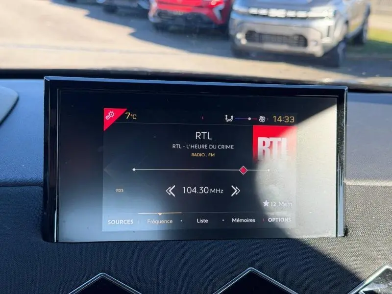 Écran tactile central du DS3 Crossback PureTech 100ch Chic affichant la radio RTL en intérieur noir.