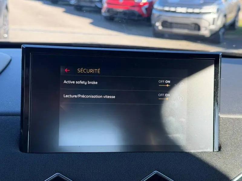 Écran tactile central du DS3 Crossback 2020 affichant les réglages de sécurité, vue intérieure frontale.