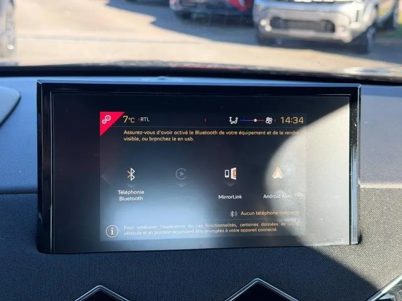 Écran tactile central du DS3 Crossback 2020 affichant les options Bluetooth, MirrorLink et Android Auto.