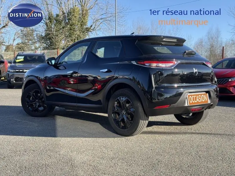 DS3 Crossback PureTech 2020 noir brillant, vue 3/4 arrière droit avec jantes noires et becquet arrière.
