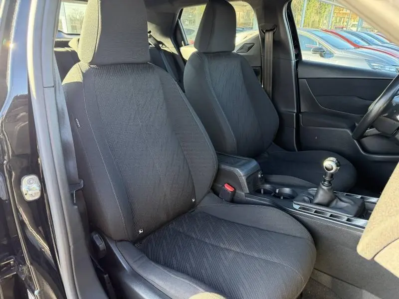 Vue intérieure côté gauche montrant les sièges avant en tissu noir et la boîte manuelle du DS3 Crossback PureTech 2020.