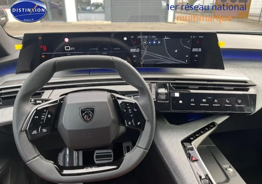 Vue intérieure centrée sur le volant et le tableau de bord numérique du Peugeot 3008 gris Artense 2025 hybride.