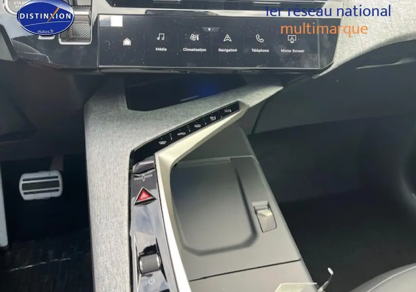 Vue intérieure centrée sur la console centrale et écran tactile du Peugeot 3008 gris Artense, version hybride 2025.