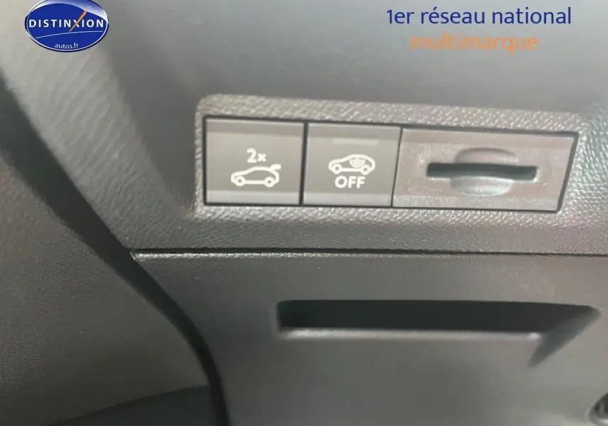 Boutons de commande du coffre et de l'aide au stationnement sur tableau de bord noir d'un Peugeot 3008 gris Artense.