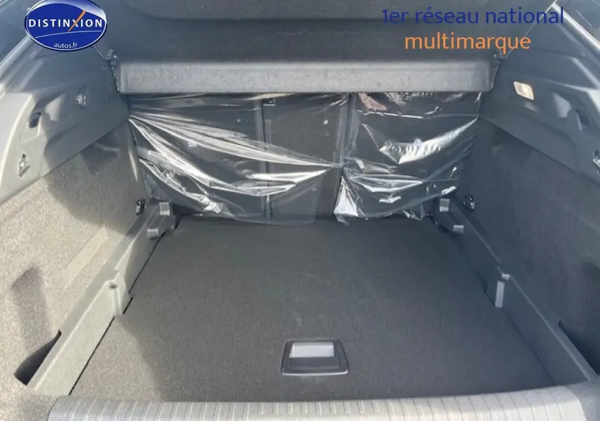 Coffre spacieux de Peugeot 3008 gris Artense vu de l'arrière, avec banquette arrière protégée par film plastique.