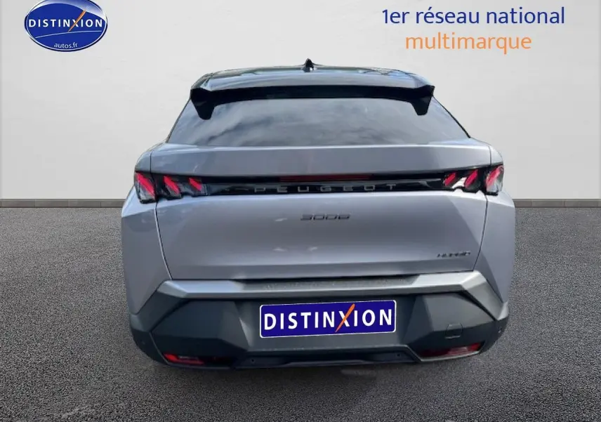 Vue arrière d'un Peugeot 3008 gris Artense avec feux LED et becquet noir sur fond neutre.