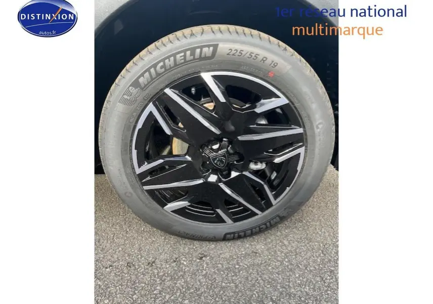 Gros plan sur la roue avant droite du Peugeot 3008 gris Artense avec jante alu noire et détails argentés.