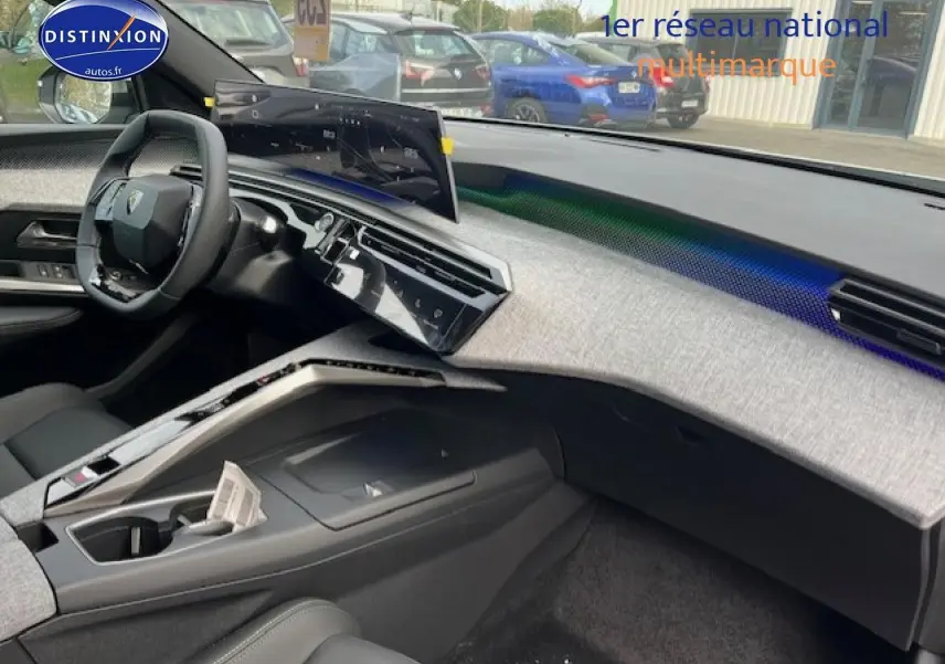 Vue intérieure côté conducteur du Peugeot 3008 gris Artense 2025, avec tableau de bord moderne et éclairage d'ambiance bleu.