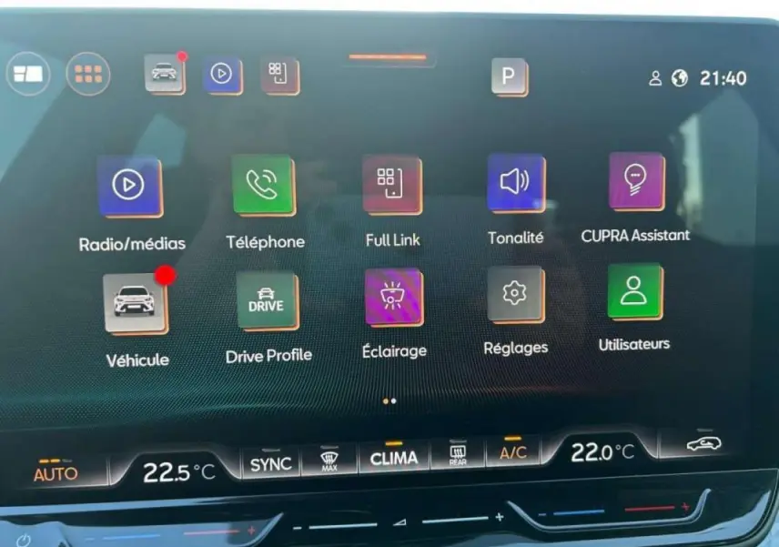 Écran tactile intérieur du CUPRA Formentor blanc 2025, affichant les réglages multimédias et climatisation.