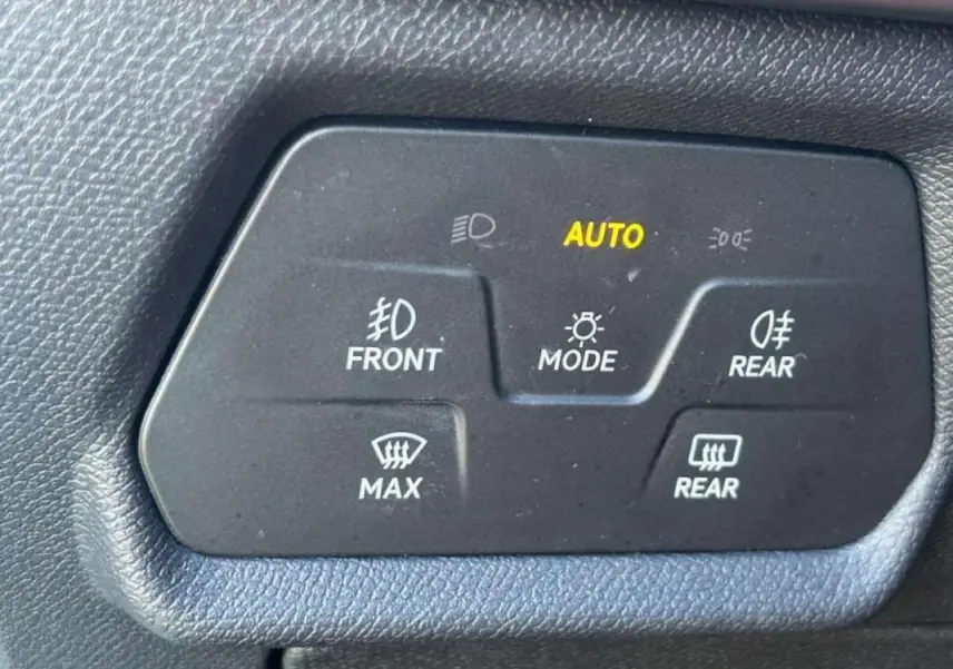Panneau de commande des feux et dégivrage avec indication AUTO sur un CUPRA Formentor blanc, vue intérieure détail.