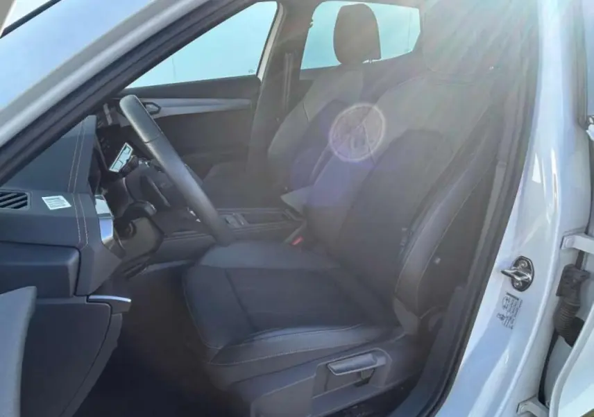 Intérieur du CUPRA Formentor blanc 2025 vu côté conducteur, avec sièges en cuir noir et tableau de bord moderne.
