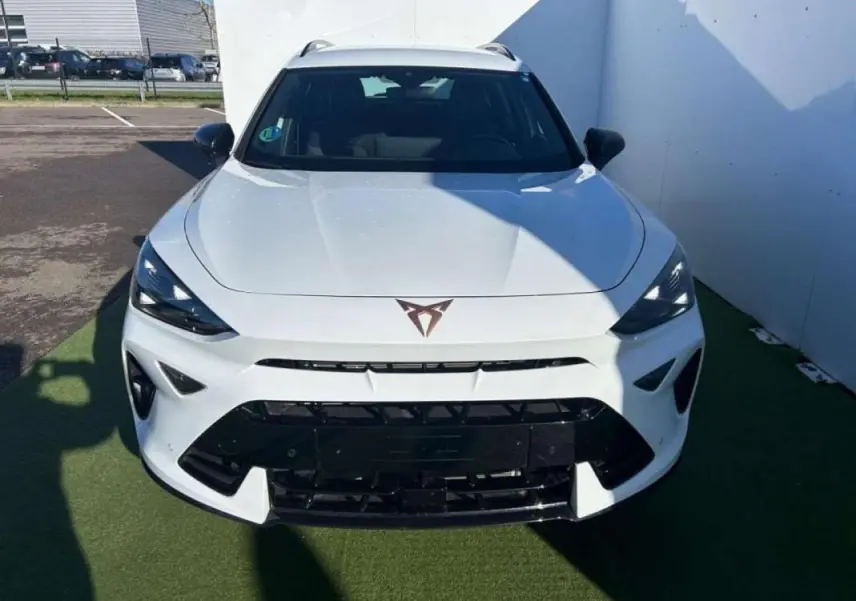 Vue avant d'un CUPRA Formentor blanc 2025 avec calandre noire et logo distinctif au centre du capot.
