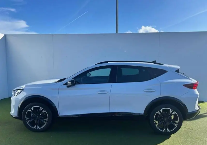 Vue de profil côté gauche du CUPRA Formentor blanc 2025 avec jantes noires et toit ouvrant.