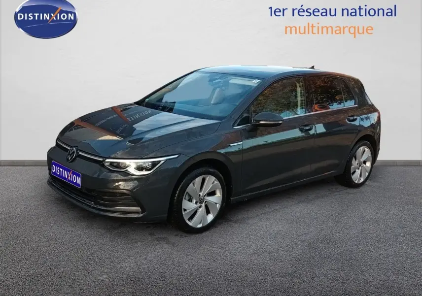 Volkswagen Golf 1.5 TSI 130ch Style gris Urano en 3/4 avant droit avec jantes alliage et phares LED allumés.