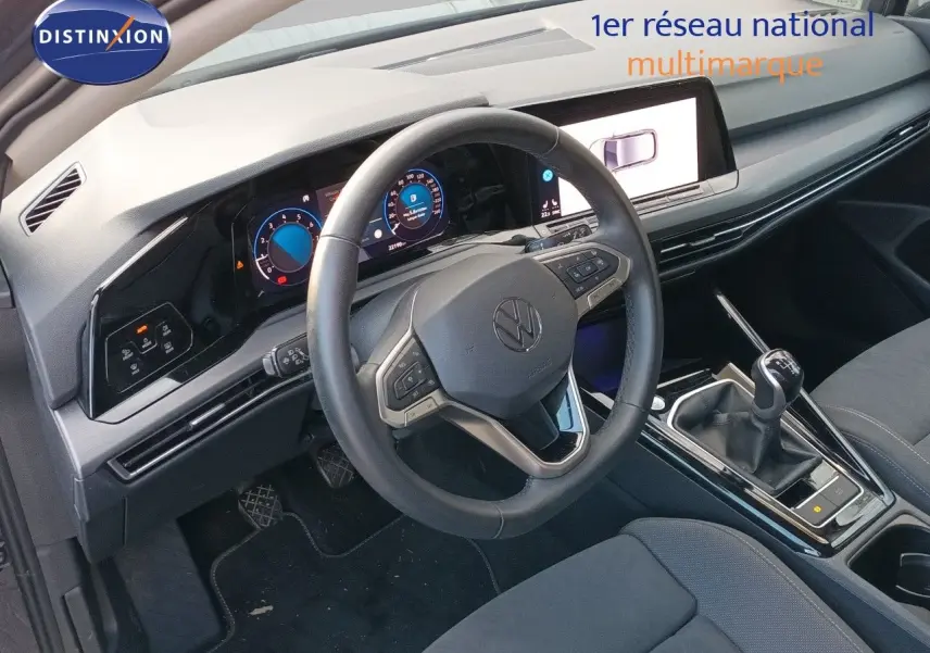 Vue intérieure côté conducteur de la Volkswagen Golf 1.5 TSI 130CH Style 2024, volant cuir et levier de vitesses manuel.