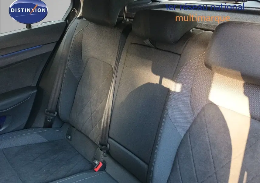 Vue intérieure sur les sièges arrière gris noir de la Volkswagen Golf 1.5 TSI 130CH Style 2024 avec ceintures visibles.