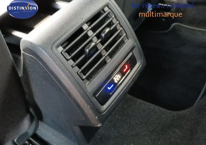 Détail de la console arrière avec diffuseurs d'air et commande de climatisation digitale dans une Volkswagen Golf gris Urano 2024.