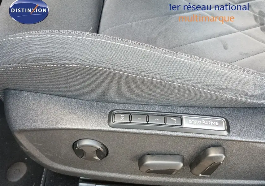Détail des commandes de réglage électrique du siège conducteur gris noir de la Volkswagen Golf 1.5 TSI 130CH Style 2024.