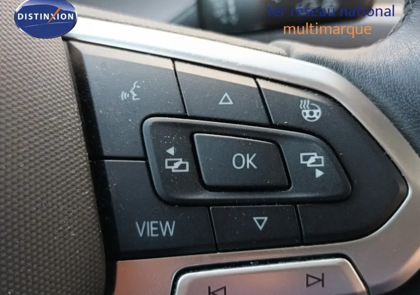 Gros plan sur les commandes au volant d'une Volkswagen Golf 1.5 TSI 130ch Style 2024 en gris Urano.