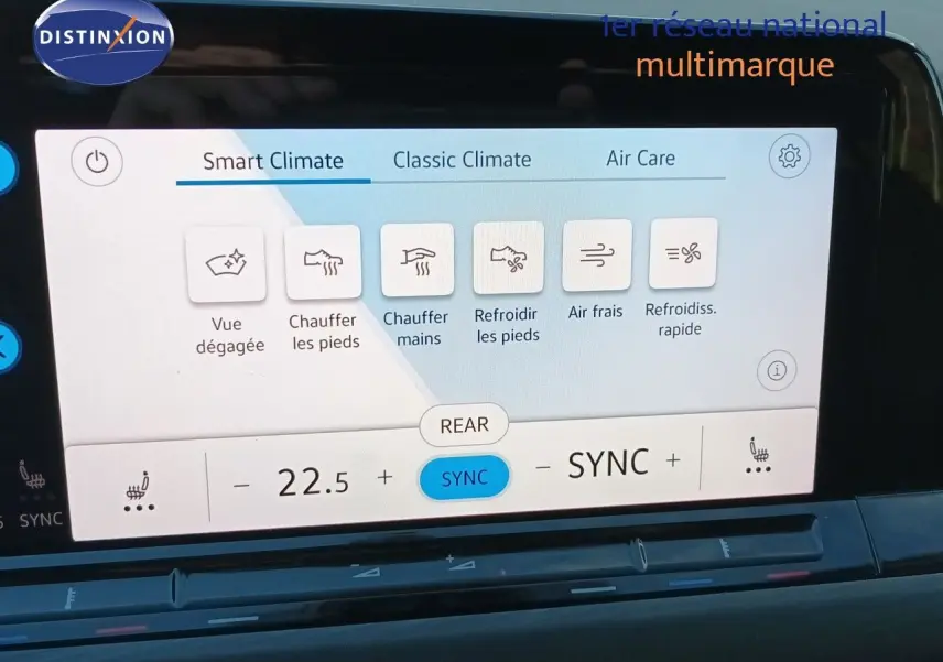Vue de face du tableau de bord de la Volkswagen Golf 1.5 TSI 130ch Style 2024 en gris Urano, avec écran tactile de climatisation.