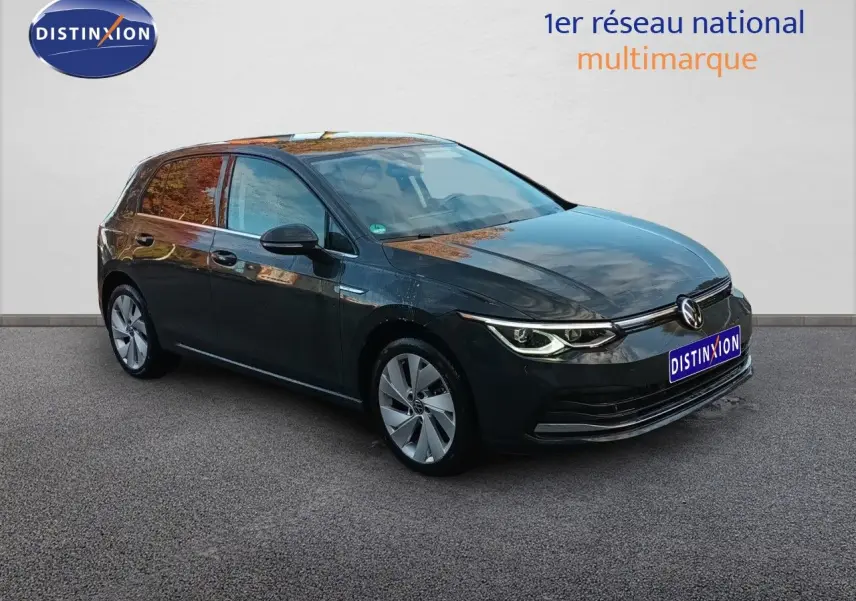 Volkswagen Golf 1.5 TSI 130ch Style gris Urano vue 3/4 avant droit avec phares LED allumés sur fond neutre.