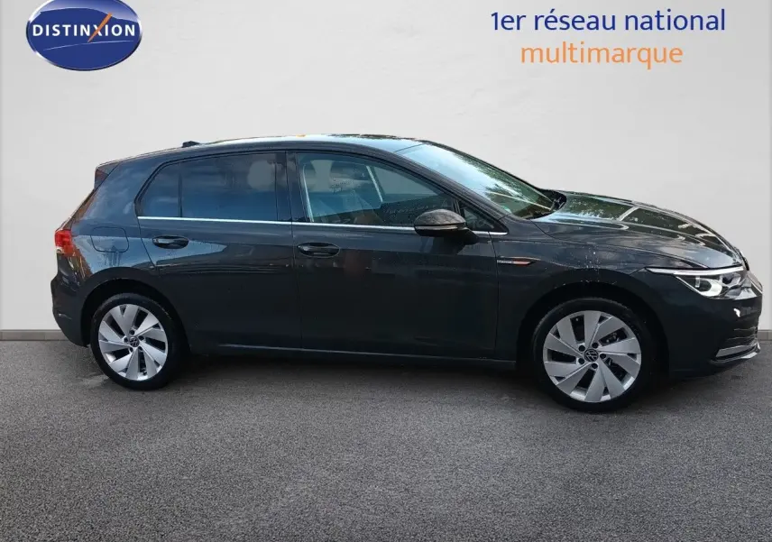 Vue de profil côté gauche d'une Volkswagen Golf 1.5 TSI 130ch Style gris Urano avec jantes alliage et vitres teintées.