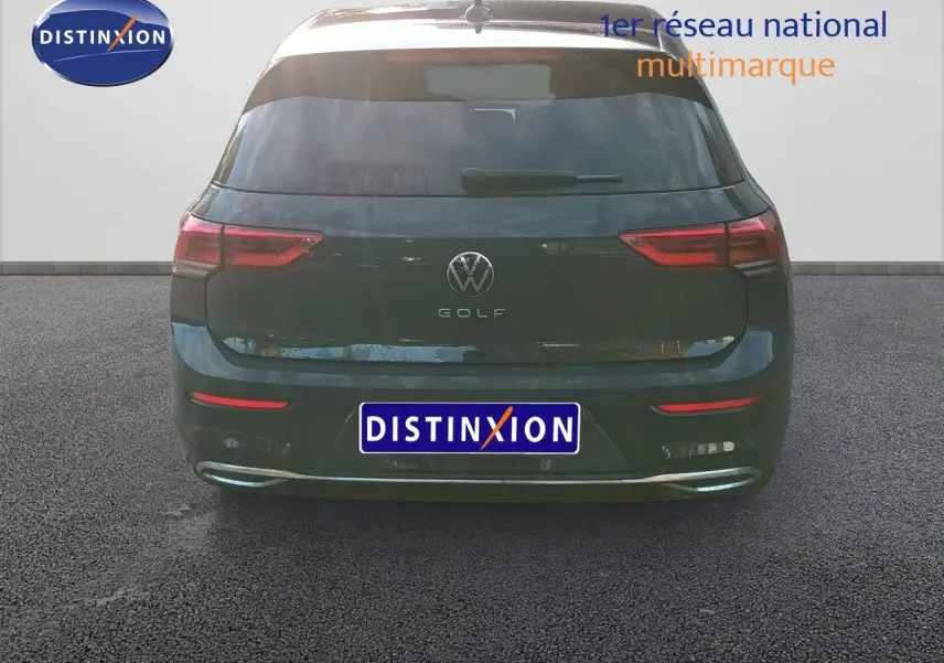 Vue arrière d'une Volkswagen Golf 1.5 TSI 130ch Style gris Urano avec feux LED et double sortie d'échappement chromée.